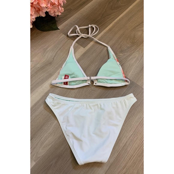 GUESS | beautiful floral bikini top and bottoms - Picture 5 of 13
